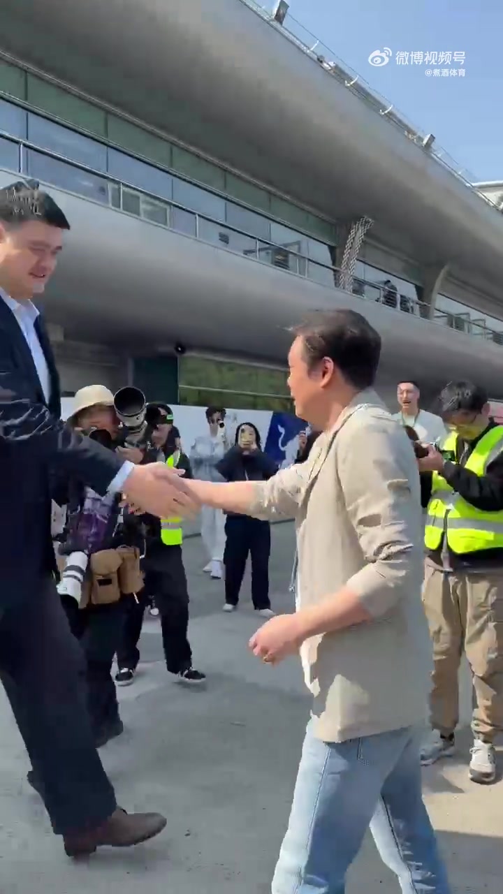 范志毅和姚明在F1中國大獎賽相遇！