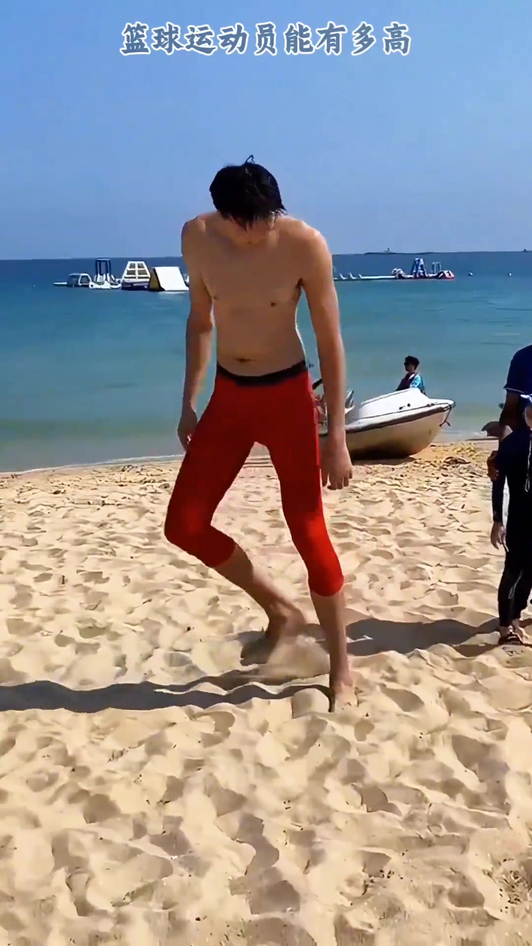 籃球運動員和路人拍照，這對比太鮮明了吧