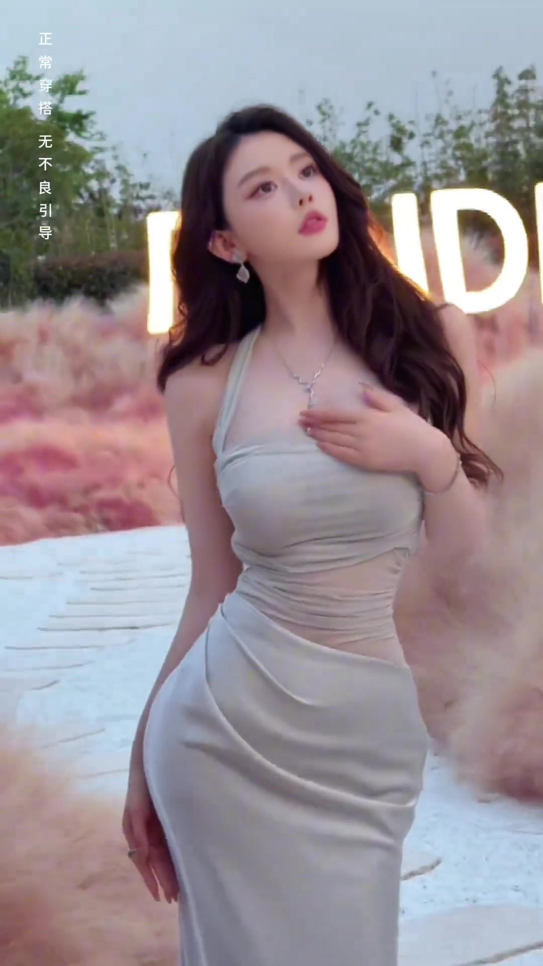 人間尤物??！坐在詹姆斯身后爆紅的女星周麟嘉這身小媽裙
