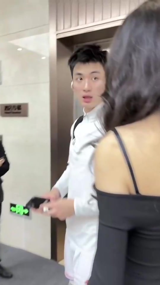有丶好看！求拍照的小姐姐把于德豪給驚艷住了