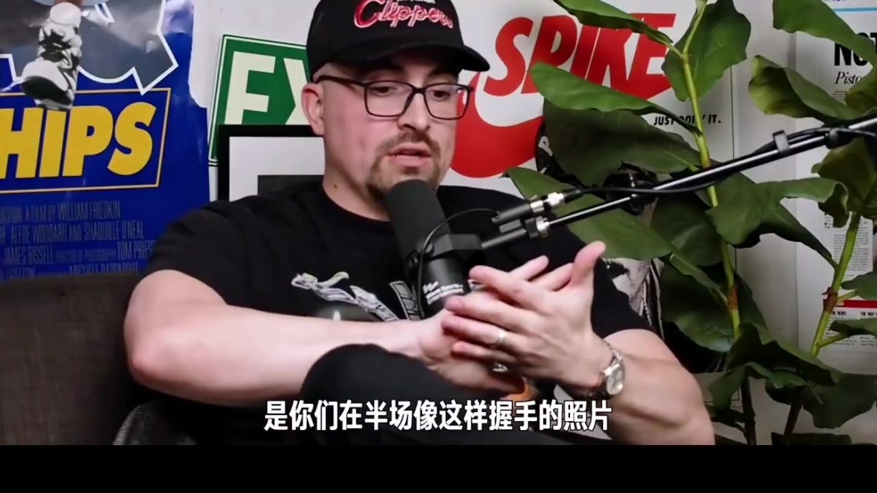 手小的悲哀！喬治此前：從不和小卡握手，他適合參加扇巴掌比賽！