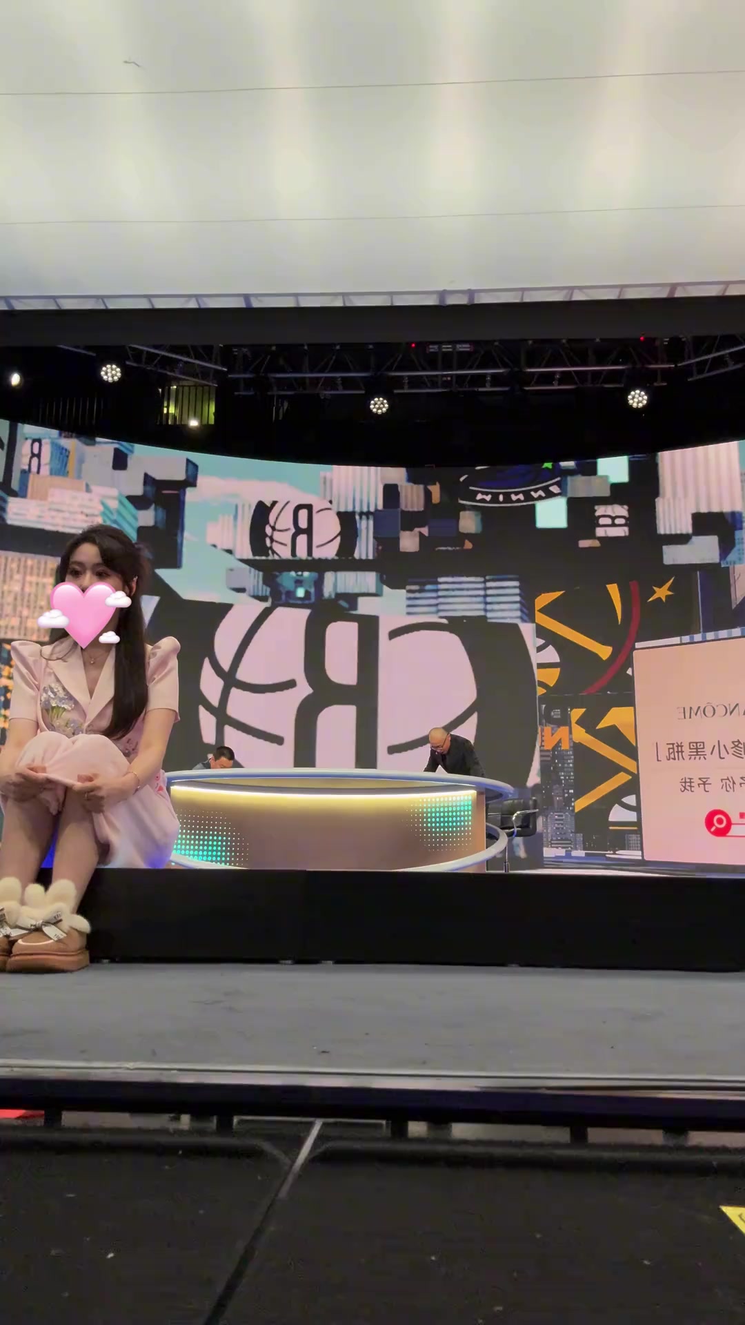 女主播果果看見戈登絕殺后，在演播室激動尖叫狂跳！