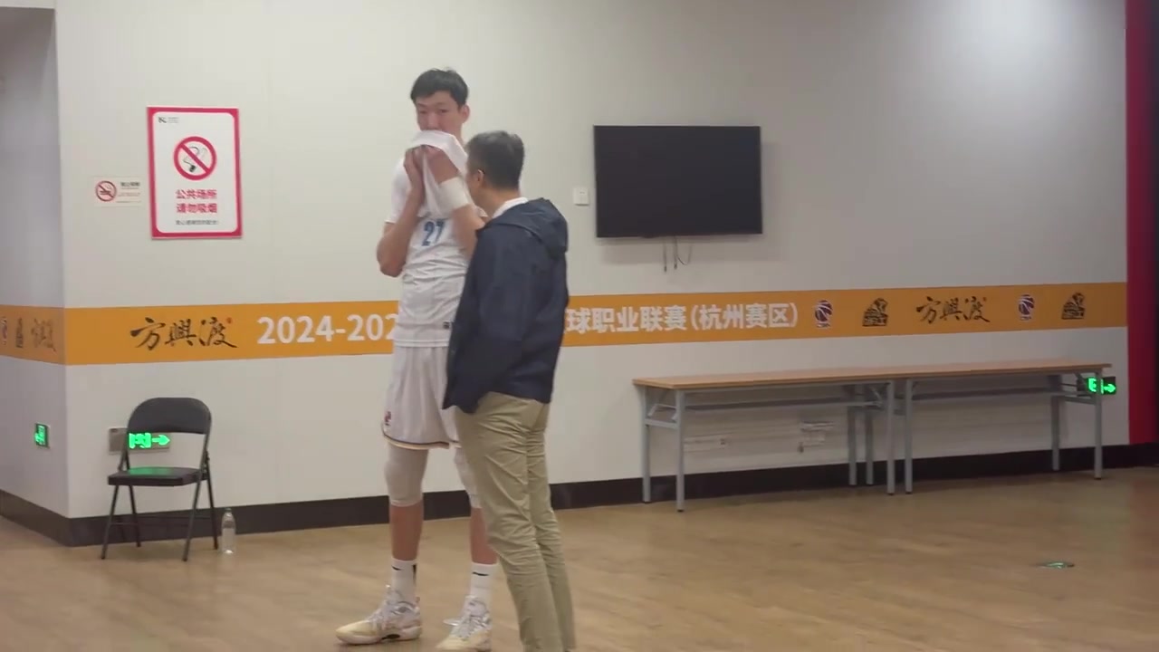 聊啥呢？男籃主教練郭士強(qiáng)前來(lái)觀(guān)看CBA總決賽，并與周琦熱聊