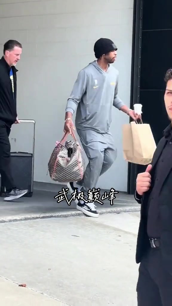 庫巴最強幫手～勇士首發(fā)三巨頭乘坐大巴回酒店 ...