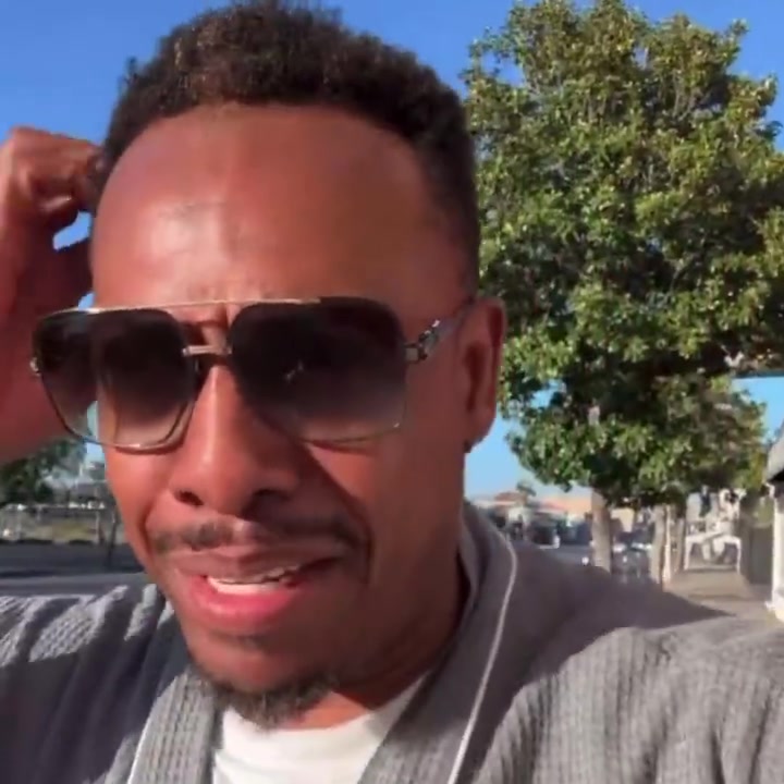 不哥們你來真的??！皮爾斯押寶綠軍失敗 真穿睡衣去大街徒步了