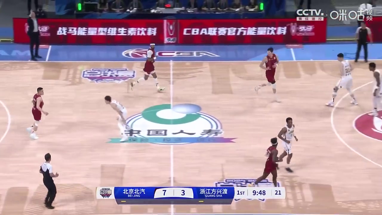 陷犯規(guī)麻煩！北京男籃開場(chǎng)連續(xù)打胡金秋，后者2分鐘2犯提前下場(chǎng)