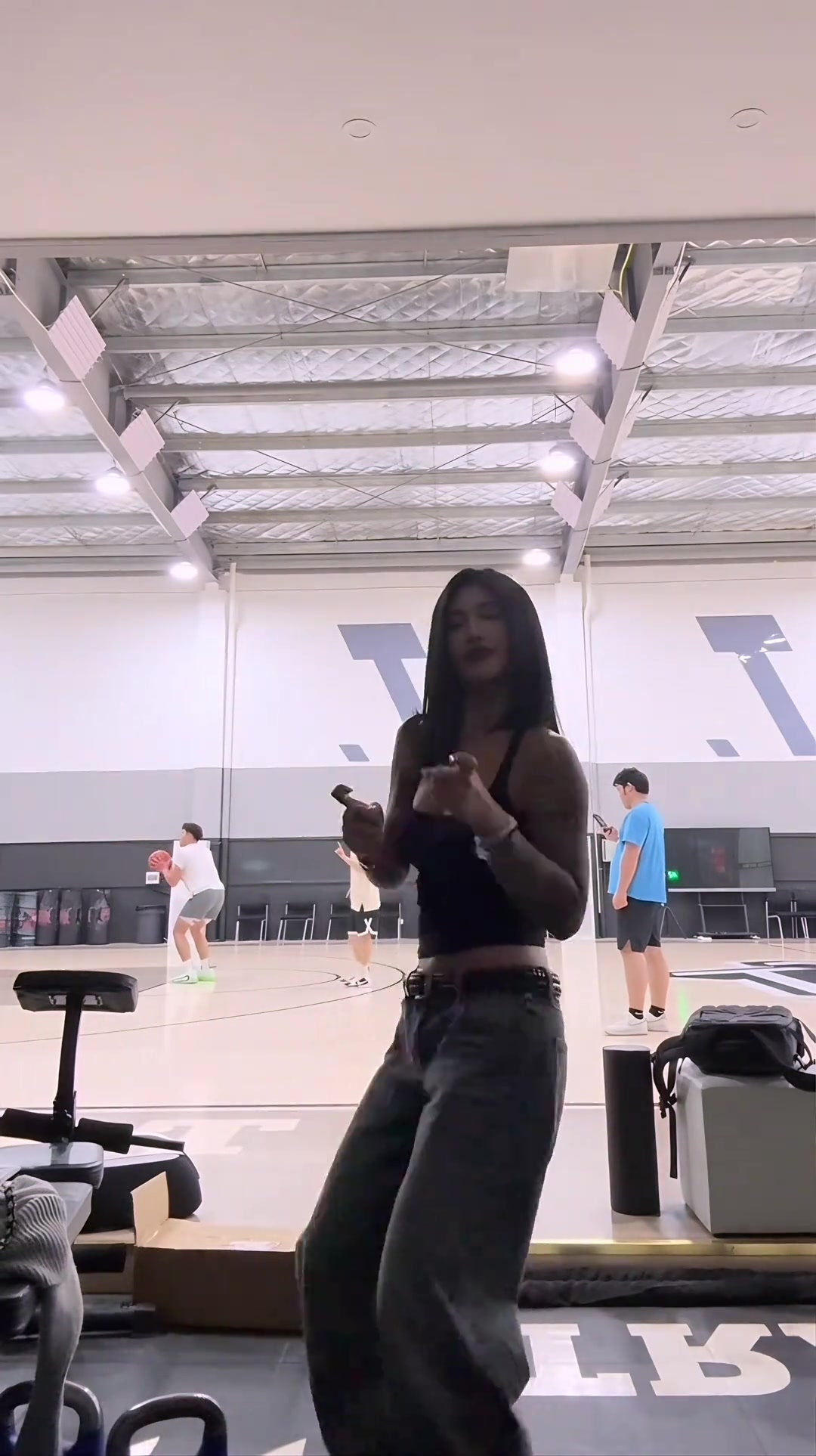 女友鏡頭前熱舞，可以看到后面訓練的李添榮