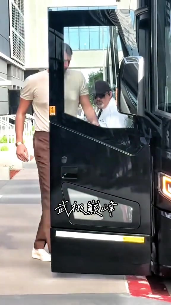 很難聽！雷霆球迷蹲在掘金大巴車前逐一“問候”