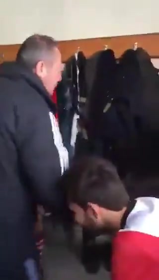 球迷惡搞：約基奇回到更衣室之后的畫面 扇一圈巴掌？