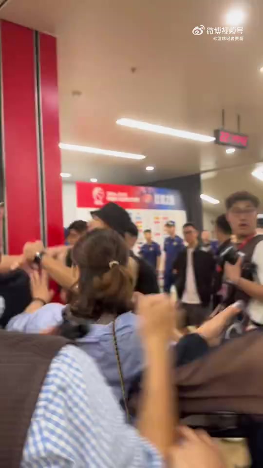 動(dòng)手+國罵？首鋼俱樂部隊(duì)的工作人員在通道與球迷發(fā)生了沖突！