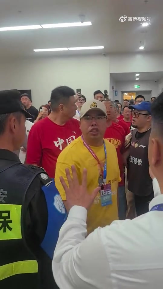 貼臉開大？賽后廣廈球迷在客隊(duì)更衣室門口瘋狂輸出