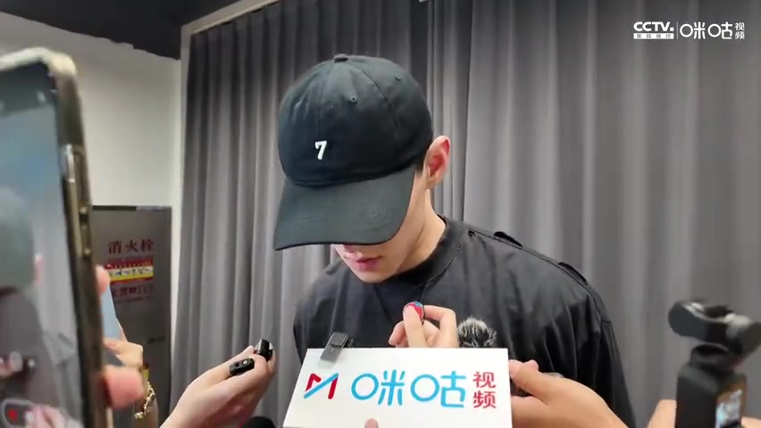 被問(wèn)及想法曾凡博沉默許久說(shuō)：沒(méi)能上場(chǎng) 我覺(jué)得愧對(duì)球隊(duì)愧對(duì)球迷