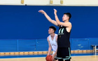 遼寧夏訓，小將投籃力量訓練，楊鳴督練深蹲